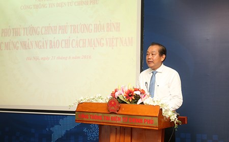 Phó Thủ tướng Trương Hòa Bình thăm, chúc mừng Cổng TTĐT Chính phủ